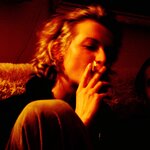 Justi Monroe z papierosem